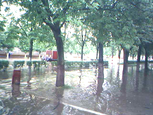 Потоп у школы 17.07.2004 у входа в лицей 17.07.2004г