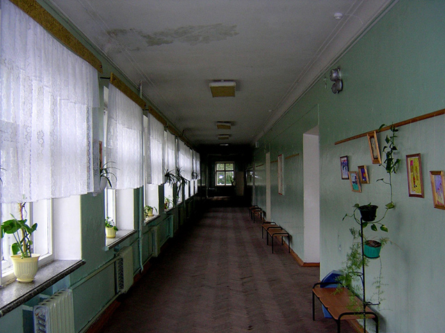 В школе втором этаже. Школа 17 Березники коридор. Лицей 15 начальная школа коридоры. Школьный коридор старый. Советский школьный коридор.
